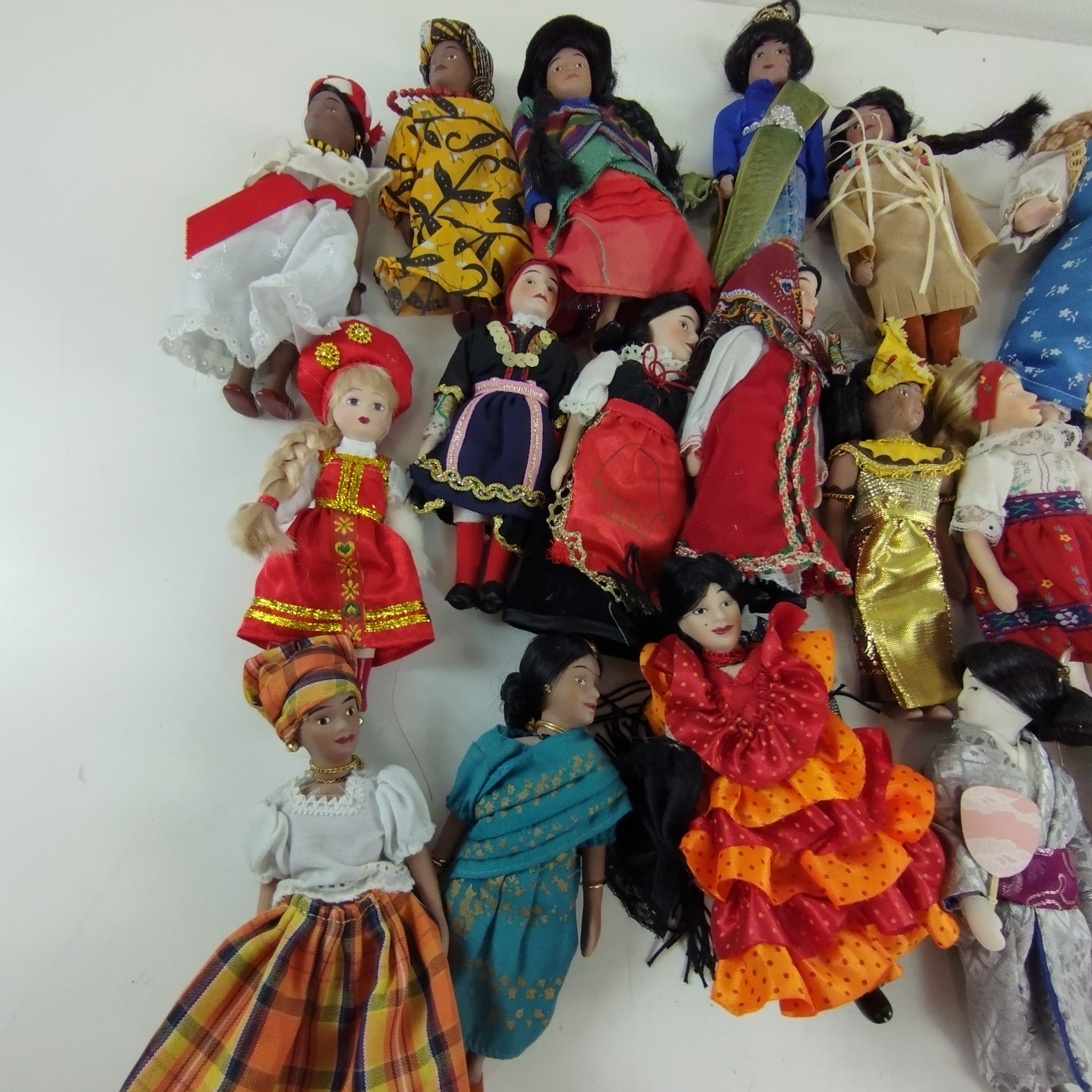 Poupées en porcelaine, ensemble de 18 poupées traditionnelles de plusieurs continents Très bon état - Vue 4 - 